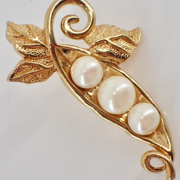 Vintage Textured Gold Tone Faux Pearl Peas In A Pod Fashion Lapel Pin 1.60 Inch - Picture 5 of 6